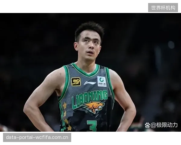 赵继伟在总决赛第六场最后阶段的攻防表现,为辽宁队最终锁定胜局立下汗马功劳。 赵继伟在总决赛第六场最后阶段的攻防表现,为辽宁队最终锁定胜局立下汗马功劳。